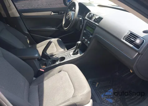 2012 Volkswagen Passat 2.5L S z USA, uszkodzony, nr VIN 1VWAP7A38CC071304